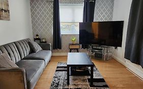 Spacious Ground Floor 2 Bedroom 2 Bathroom Flat In Hatfield Near Hertfordshire University Private Car Park Sleeps 5-6