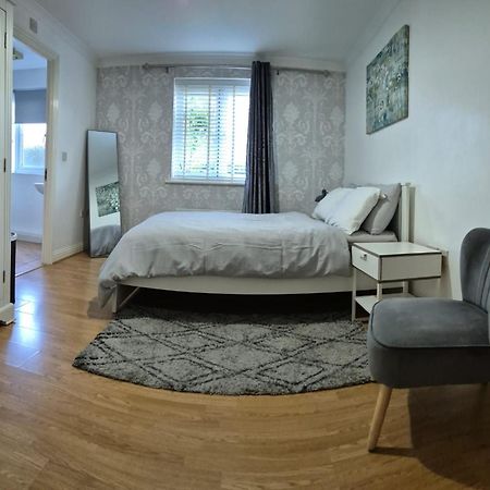 Spacious Ground Floor 2 Bedroom 2 Bathroom Flat In Hatfield Near Hertfordshire University Private Car Park Sleeps 5-6 Exterior photo