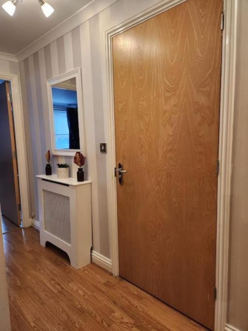 Spacious Ground Floor 2 Bedroom 2 Bathroom Flat In Hatfield Near Hertfordshire University Private Car Park Sleeps 5-6 Exterior photo