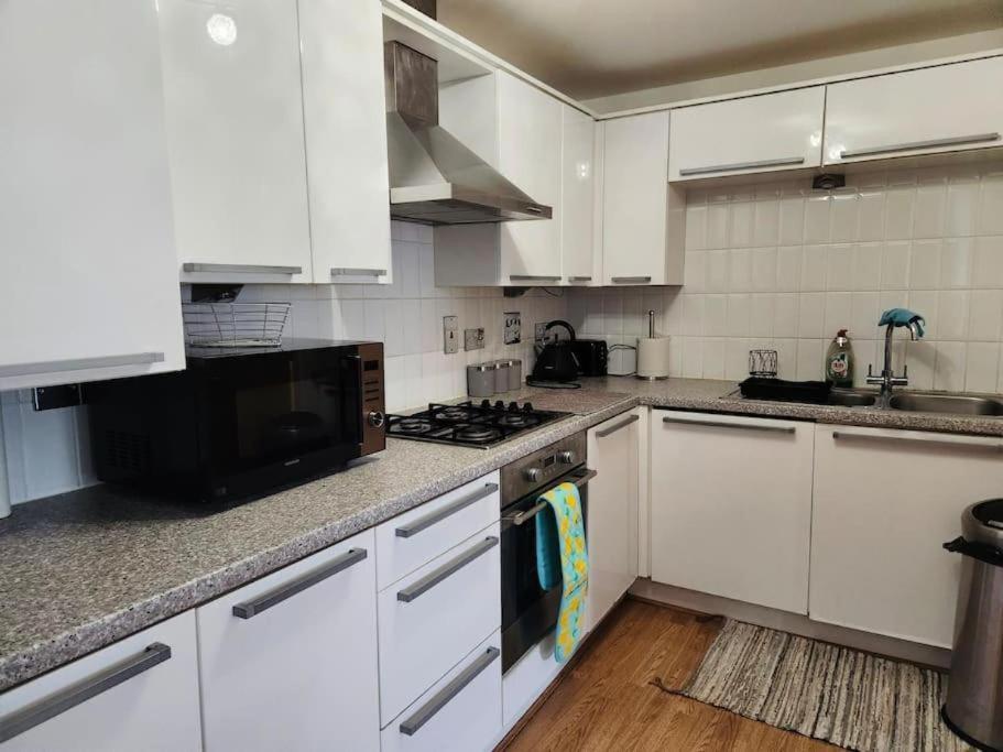 Spacious Ground Floor 2 Bedroom 2 Bathroom Flat In Hatfield Near Hertfordshire University Private Car Park Sleeps 5-6 Exterior photo
