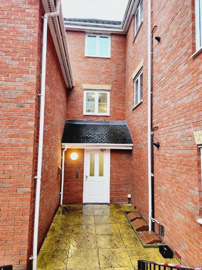 Spacious Ground Floor 2 Bedroom 2 Bathroom Flat In Hatfield Near Hertfordshire University Private Car Park Sleeps 5-6 Exterior photo