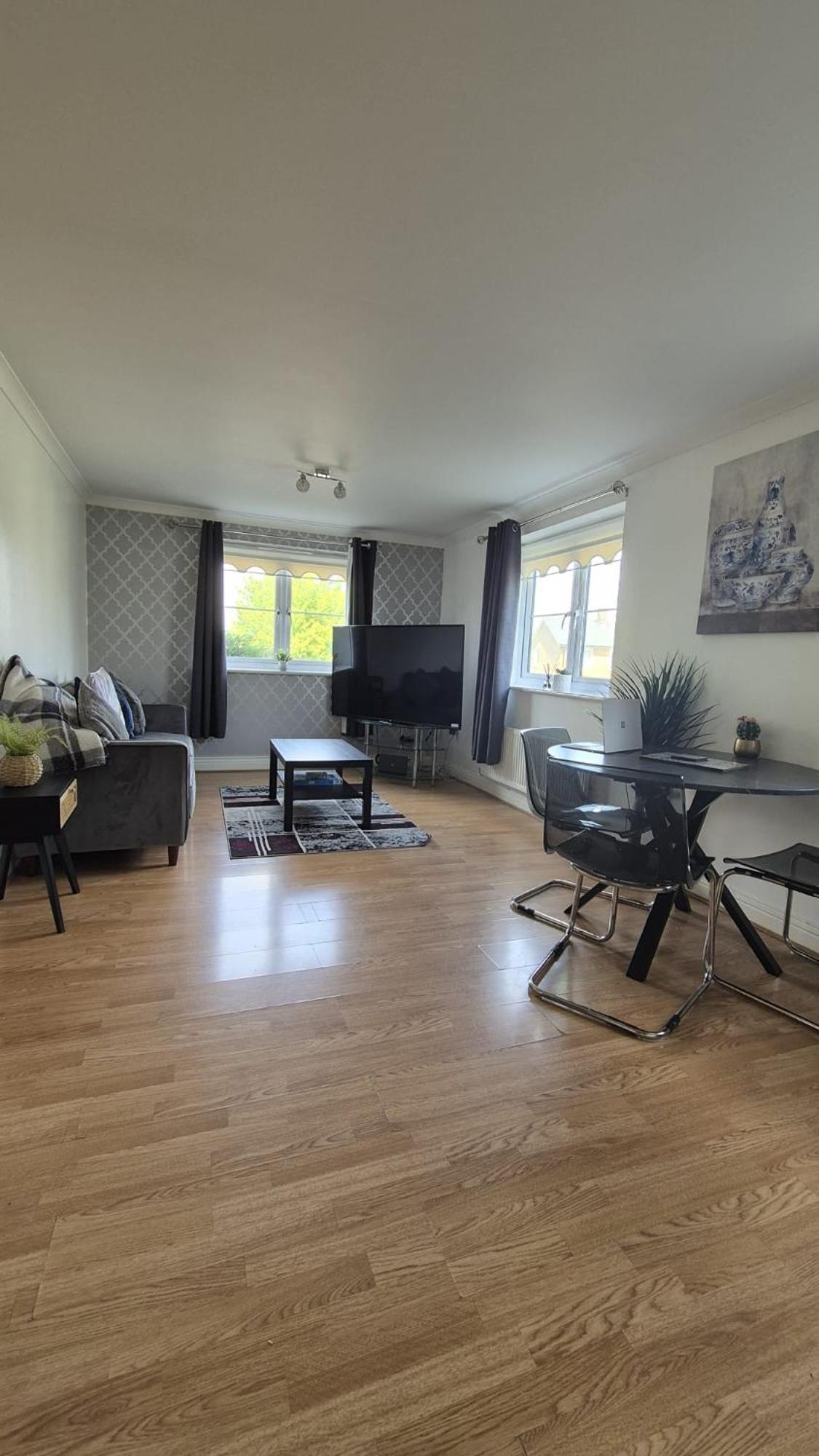 Spacious Ground Floor 2 Bedroom 2 Bathroom Flat In Hatfield Near Hertfordshire University Private Car Park Sleeps 5-6 Exterior photo